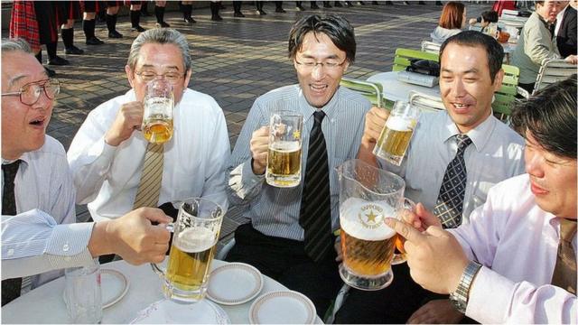Trabalhadores japonses bebendo em uma cobertura em Tóquio
