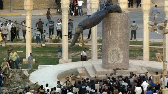 Caída de la estatua de Saddam Hussein. 9 de abril de 2003.