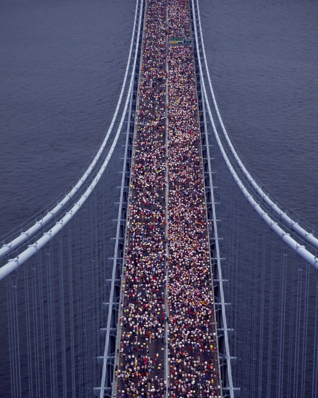 Imagem aéreacaça niquel valendo dinheirouma maratona sobre uma ponte