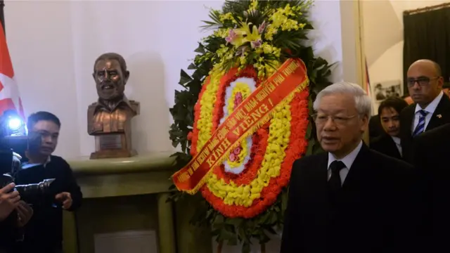 Tổng bí thư Đảng cộng sản Việt Nam Nguyễn Phú Trọng rời lễ viếng cựu chủ tịch Fidel Castro tại Đại sứ quán Cuba