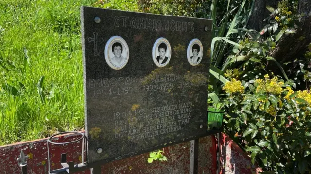 'Зликовци НАТО вас заувек узеше од нас, бол који остаде за вама остави неизбрисив траг у нашим срцима", пише на споменику Видосаву, Дивни и Бранимиру Станијановићу,