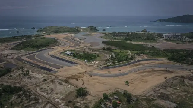 Foto udara pembangunan lintasan sirkuit proyek Mandalika International Street Circuit di Kawasan Ekonomi Khusus (KEK) Mandalika, Pujut, Praya, Lombok Tengah, Nusa Tenggara Barat, Kamis (04/03).