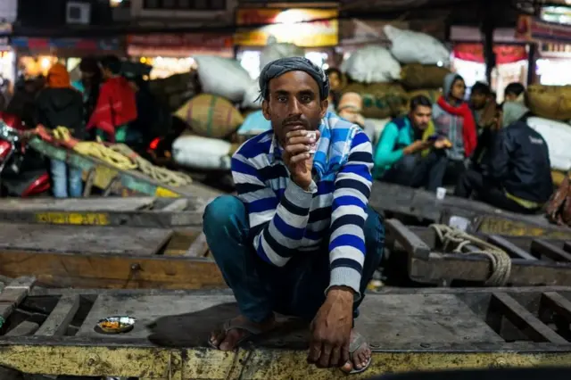 బడ్జెట్, చాయ్ తాగుతున్న వ్యక్తి