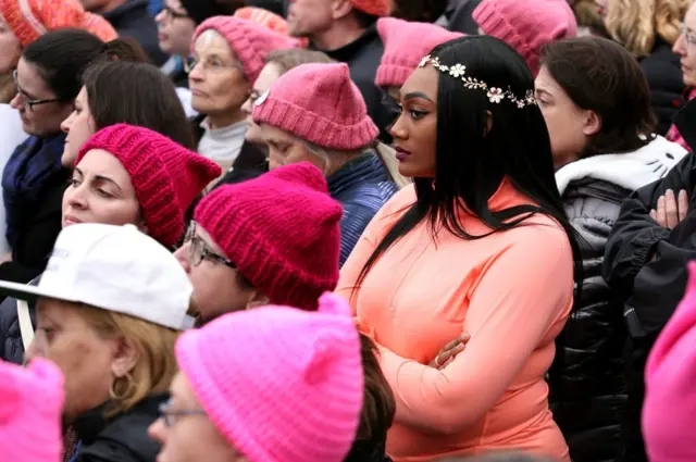 Mujeres con gorros rosa en la marcha
