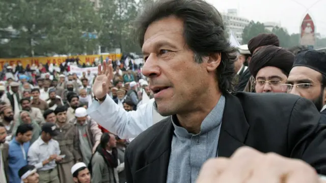 கிரிக்கெட்டில் ஜொலித்த இம்ரான் பிரதமராக சாதிப்பாரா? - என்ன சொல்கிறார் கபில்தேவ்?