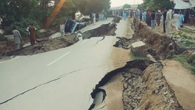 جہلم میں زلزلے کی وہ سے سڑک میں دراڑیں پڑ گئیں