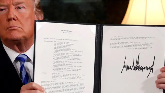 Com feição fechada, Trump mostra documento assinado em que expõe sua intenção de se retirar de acordo nuclear
