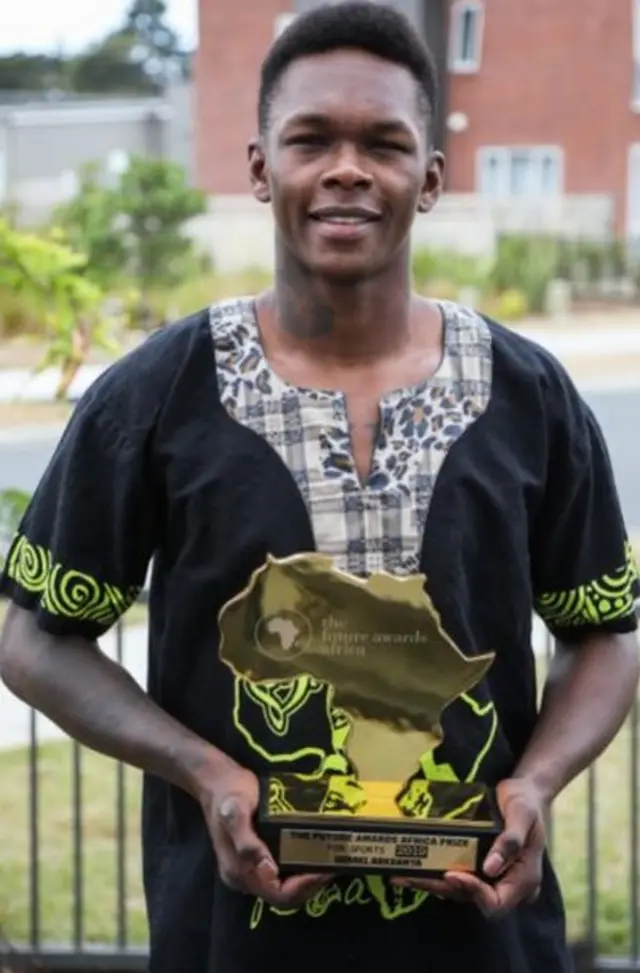 Boxer Israel Adesanya wit im Future Awards Africa