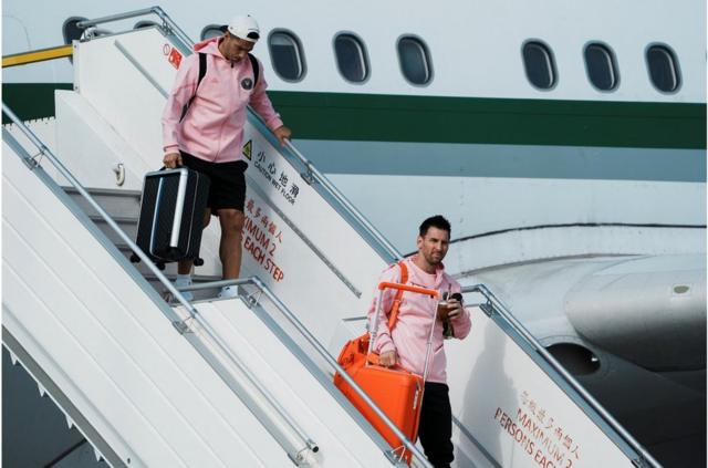 2月2日，国际迈阿密队的梅西和队友抵达香港国际机场。