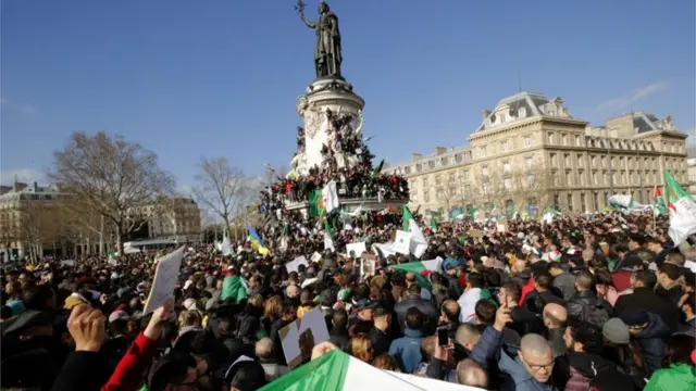 امروز همچنین هزاران فرانسوی الجزایر تبار در پاریس به نامزدی آقای بوتفلیقه اعتراض کردند.