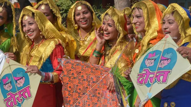 પતંગ સાથે મહિલાઓની તસવીર