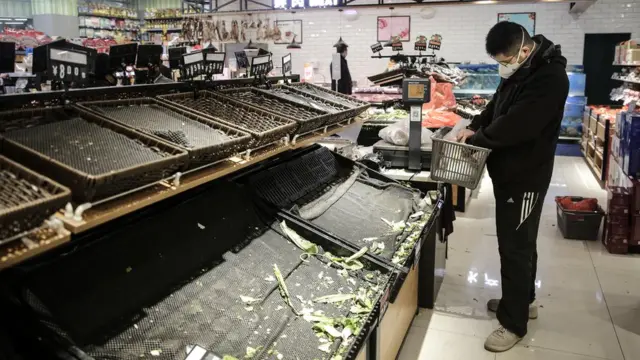 Çok sayıda Vuhanlının evlerine stok yapması nedeniyle marketlerde raflar boşaldı