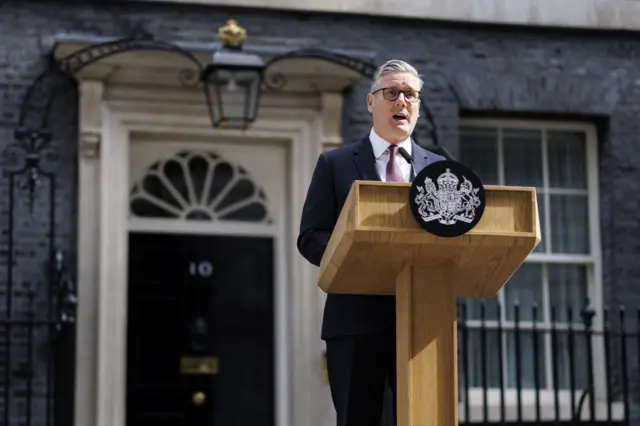 Keir Starmer frente al 10 de Downing Street en el momento de anunuciar su dimisión.