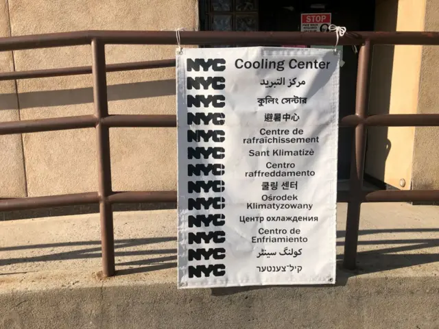 Un cartel en la ciudad de Nueva York señala un "centro de enfriamiento" en diferentes idiomas durante una ola de calor.