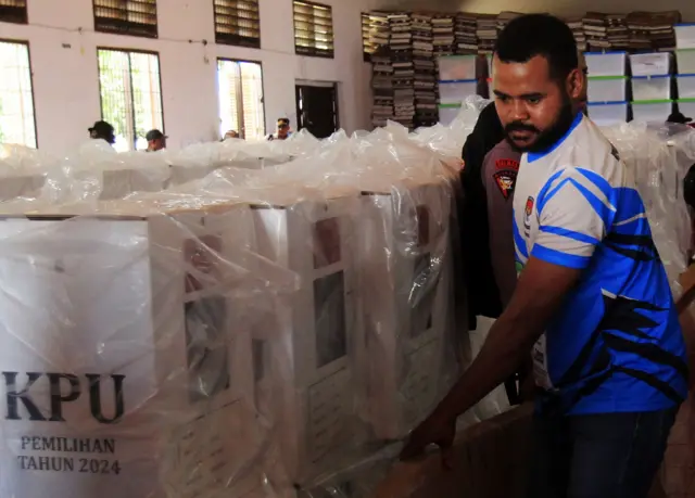 Ilustrasi petugas KPU merapikan kotak suara yang akan didistribusikan untuk pilkada di Papua.