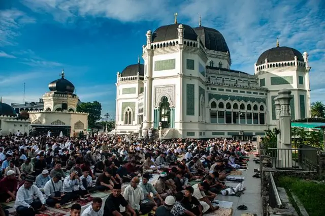 Ribuan umat Islam menghadiri sholat pagi Idul Adha 1446 Hijri di Masjidil Haram Al-Mashun di Medan, Sumatera Utara, Indonesia, pada tanggal 6 Juni 2025.