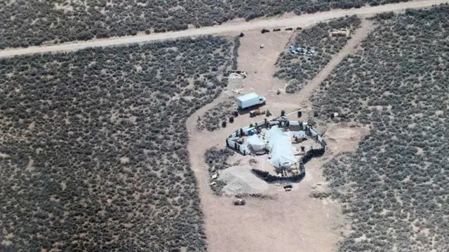 Vista aérea do "acampamentoimprovisado' onde 11 crianças famintas eesporte da sorte spacemancondições precáriasesporte da sorte spacemanvida foram encontradas no meio do deserto, no Novo México, nos Estados Unidos.