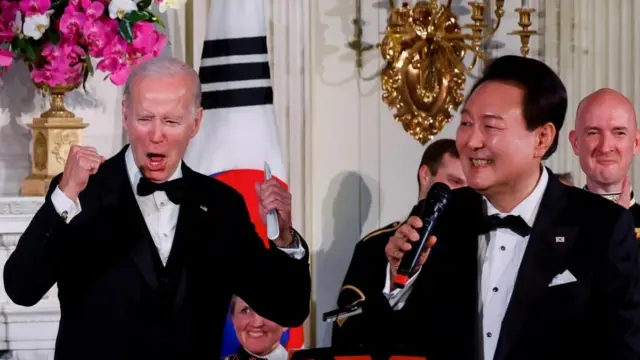 환호하는 조바이든 미국 대통령과 열창하는 윤석열 한국 대통령