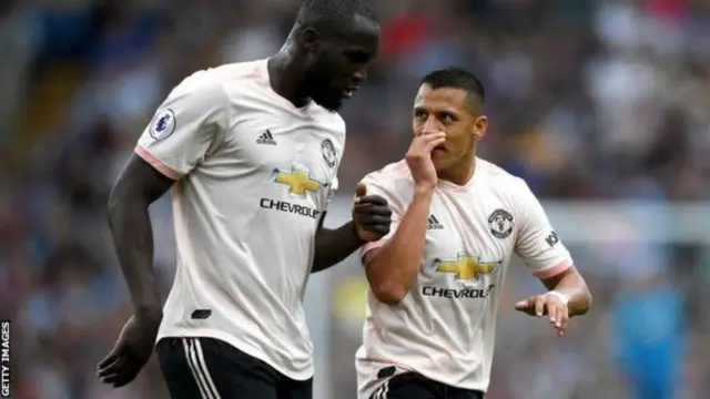 Romelu Lukaku (kushoto) na Alexis Sanchez (kulia)