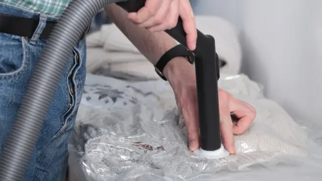 کپڑوں کے بیچ سے ہوا نکالنا