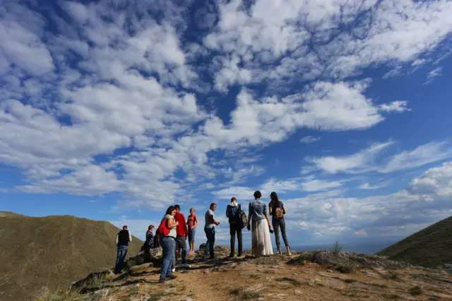 游客在奥尔洪岛一处山岗上