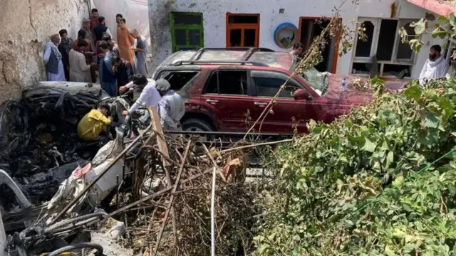 કાબુલ ઍરપોર્ટ પર ડ્રોન હુમલા પછીનું દૃશ્ય