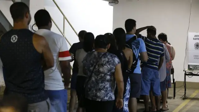 Pessoas na fila da votação