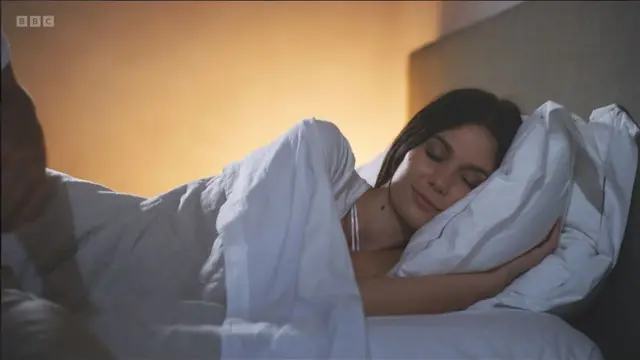 నిద్రపోతున్న యువతి