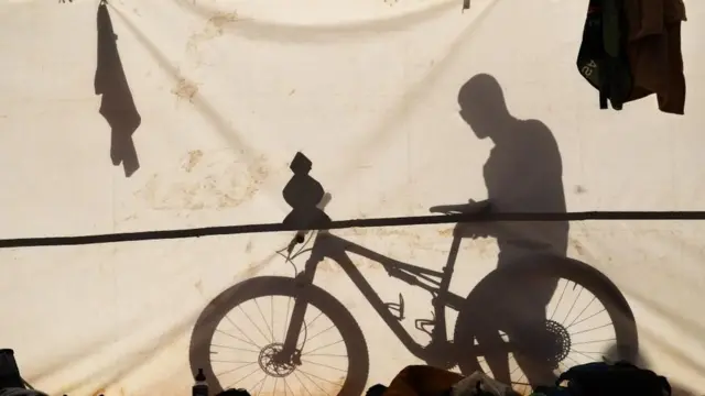 एटलस की फैक्ट्री में कामबंदी और बेरोजगारी की कगार पर कामगार