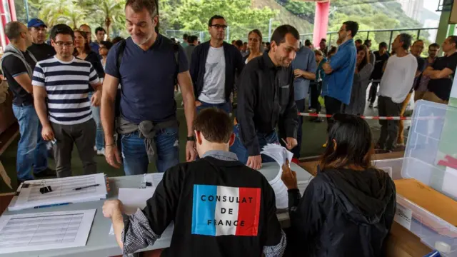 法国驻港澳总领馆人员在香港法国国际学校投票点接待选民（23/4/2017）