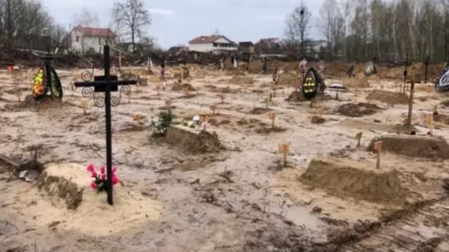 قال رئيس المجلس المحلي لمدينة تشيرنيهيف شمالي أوكرانيا لبي بي سي إن 700 مدني قتلوا في المدينة.