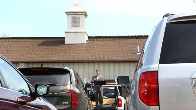 بعض الكنائس الأمريكية عرضت اقامة شعائر عيد الفصح يبقى فيها المشاركون في سياراتهم