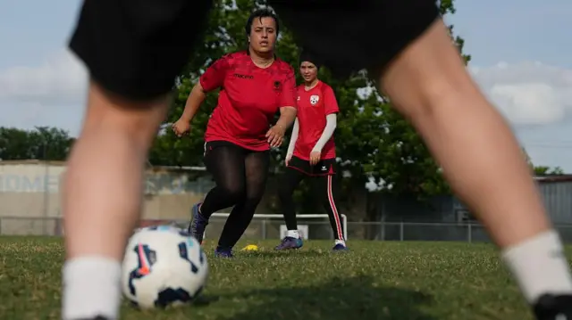بازیکنان فوتبال زنان افغان که در سال ۲۰۲۳ به هوستون نقل مکان کردند، برای اولین بار از زمان ورودشان به هوستون، دور هم جمع شدند تا فوتبال بازی کنند.