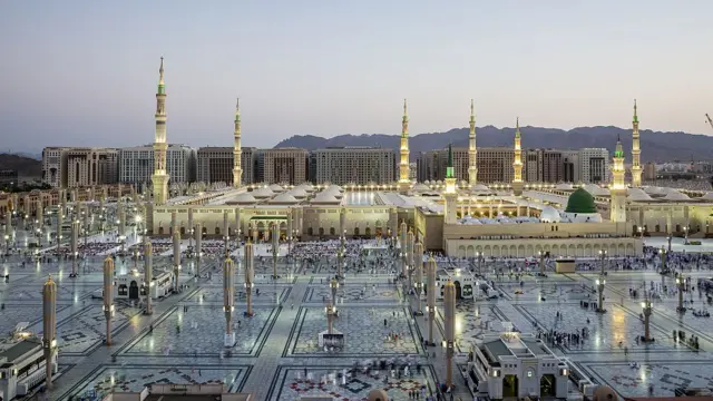 Des pèlerins musulmans visitent la Masjid al-Nabawi (la Mosquée du Prophète), où se trouve le tombeau du prophète Mahomet, après avoir accompli leur devoir de pèlerinage, à Médine, en Arabie saoudite, le 17 septembre 2016.