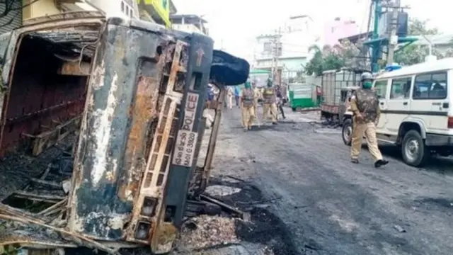 అల్లర్లలో ధ్వంసమైన వాహనాలు
