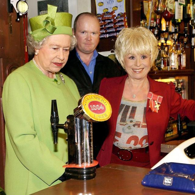 A rainha no pub Queen Vic durante uma visita ao Elstree Studios, onde a novela britânica EastEnders é filmada