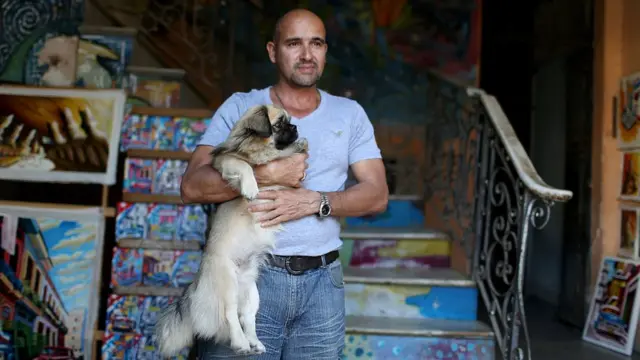 Владелец картинной галереи с собакой