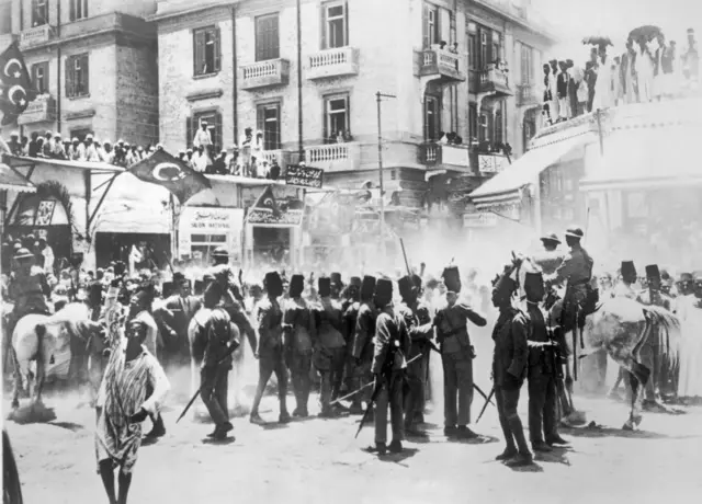 عشرات الأشخاص يشاركون في أعمال تخريب خلال أحداث حريق القاهرة يوم 26 يناير 1952.