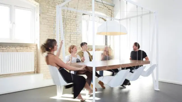 只有無聊的人才會給辦公椅配上腿和滑輪——酷勁十足的人都用鞦韆