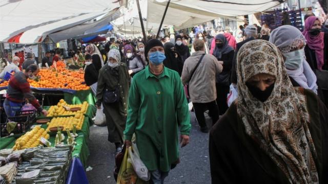 Рынок в Стамбуле в четверг был полон: люди спешат закупиться перед локдауном