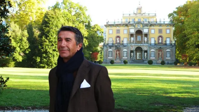 Lorenzo de Medici delante de Villa Torrigiani.