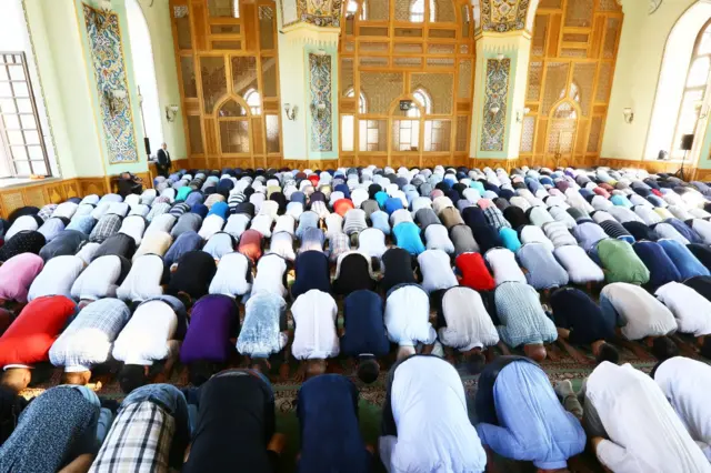 Kişilər namaz qılır