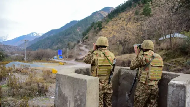 সীমান্তে নজর রাখছেন পাকিস্তানি সৈন্যরা।