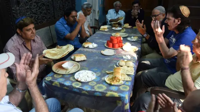 मुंबईतल्या मागन डेव्हिड सिनेगॉगमध्ये नाश्त्यापूर्वी प्रार्थना करणारे ज्यू बांधव
