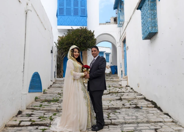Wasu babbin ma'aurata a titin Sidi Bou Said ranar Asabar 4 ga watan Afrilu 2020
