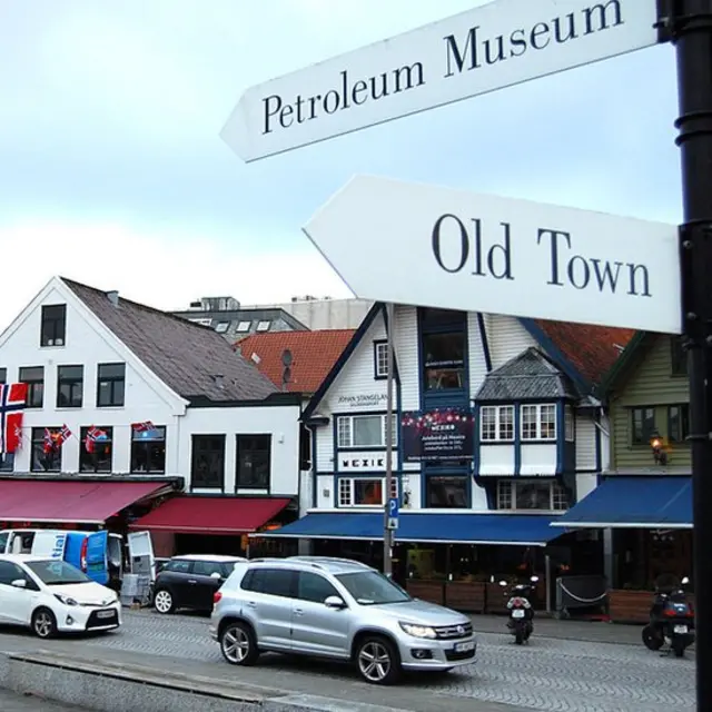Imagen de una calle de un pueblo de Noruega donde hay un museo del petróleo.