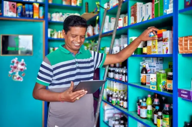 मेडिकलमध्ये उभा असलेला माणूस