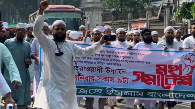 দেশের বিভিন্ন স্থান থেকে হেফাজতের নেতাকর্মীরা জড়ো হন সোহরাওয়ার্দী উদ্যানে
