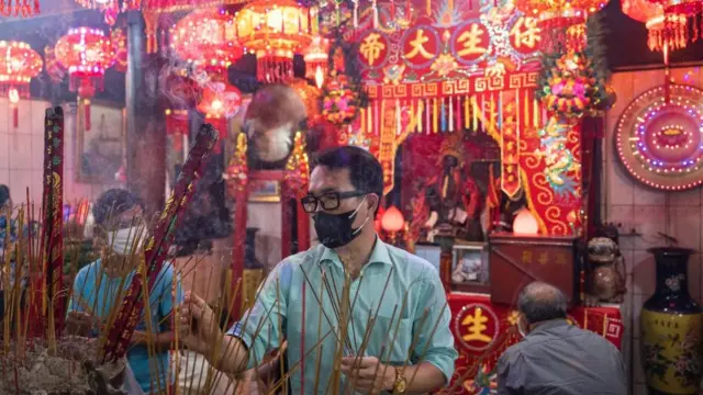 农历虎年到来之际，柬埔寨金边男子在寺庙烧香。