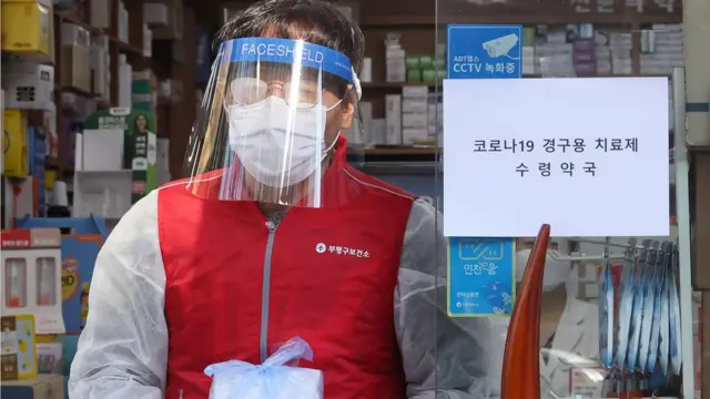 12일 인천 부평구 한 약국에서 보건소 관계자가 코로나19 먹는 약 수령 예행 연습을 하고 있다